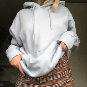 Blå Hoodie  - Hoodie från weekday, nypris: 350kr, använd 2 gånger, köparen står för frakt! Om fler vill ha gäller budning