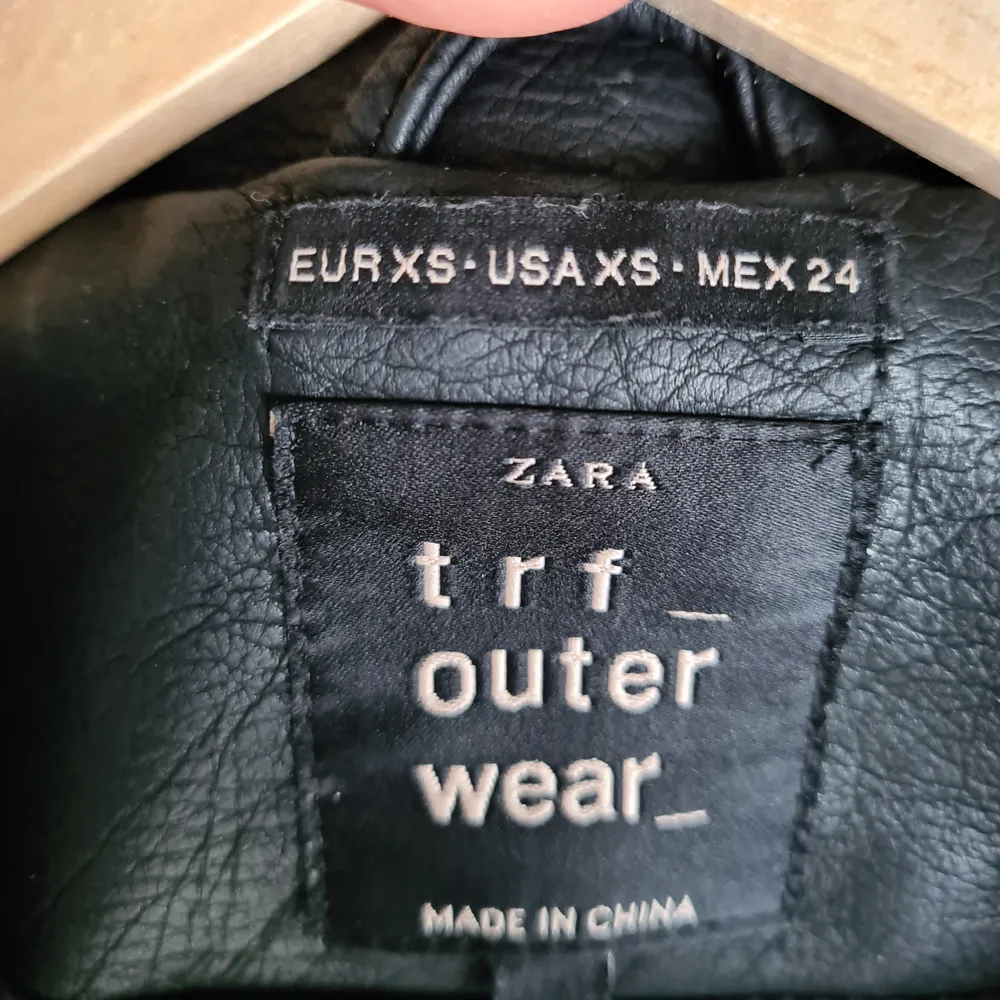Säljer min populära 😍skinnjacka från Zara i storlek XS (endast några få gånger) 😘. Jackor.