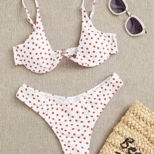 Sååå fin bikini!🍓 - Superfin och trendig bikini! Säljes då toppen var för liten för mig. Endast provad med underkläder under! Köparen står för frakt!🍓❤️ Priset kan diskuteras