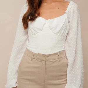 super snygg och trendig topp - super söt topp ifrån NAKD! den är i storlek 36 men skulle säga att den passar både en 38 och en 34! Den sitter otroligt snyggt på! köparen står för frakten 