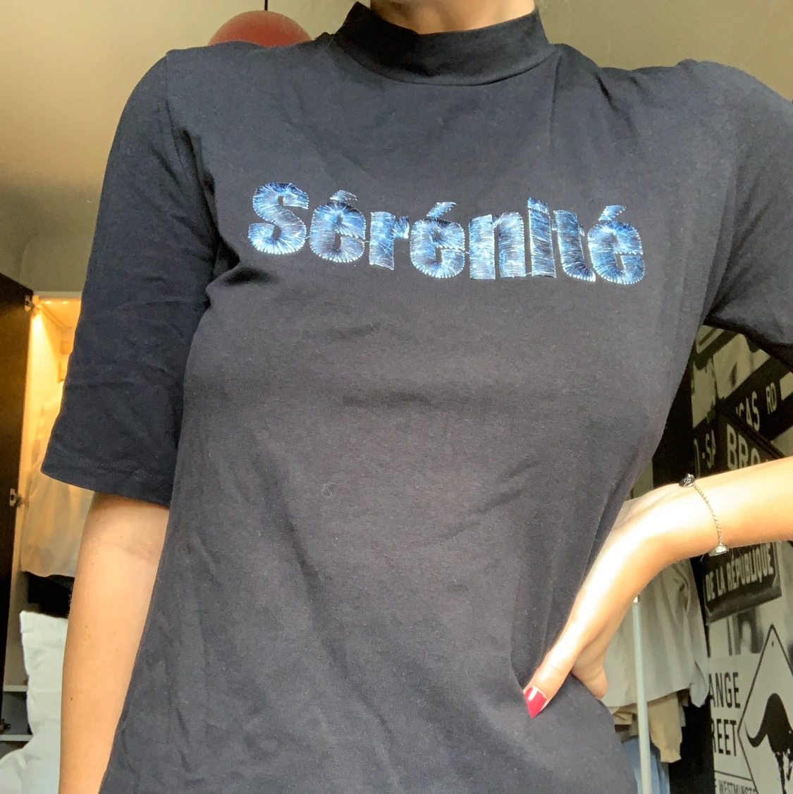 Svart t-shirt, turtleneck med tryck