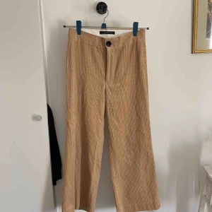  - Fina byxor i Manchester! Vida i benen och ganska korta. Sparsamt använda. Pris kan alltid diskuteras. Hör av dig för fler bilder eller om du har frågor 💓💓