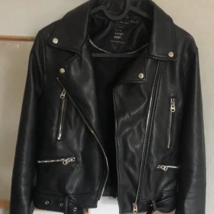 Svart skinnjacka  - Svart skinnjacka i perfekt skick jag har haft på mig ett par gånger, ord pris. 500kr!!💓 strl M men S passar också! FRAKT INGÅR!!