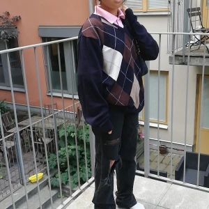 Trendig rutig långärmad tröja  - En trendig rutig långärmad tröja med en fin guld detalj på. Säljdäs då jag redan har liknande! Möts upp i Stockholm nära T-centralen eller fraktar då d skulle viljas. ❤️ 