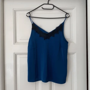 Blått linne  - Blått linne med svart spets 