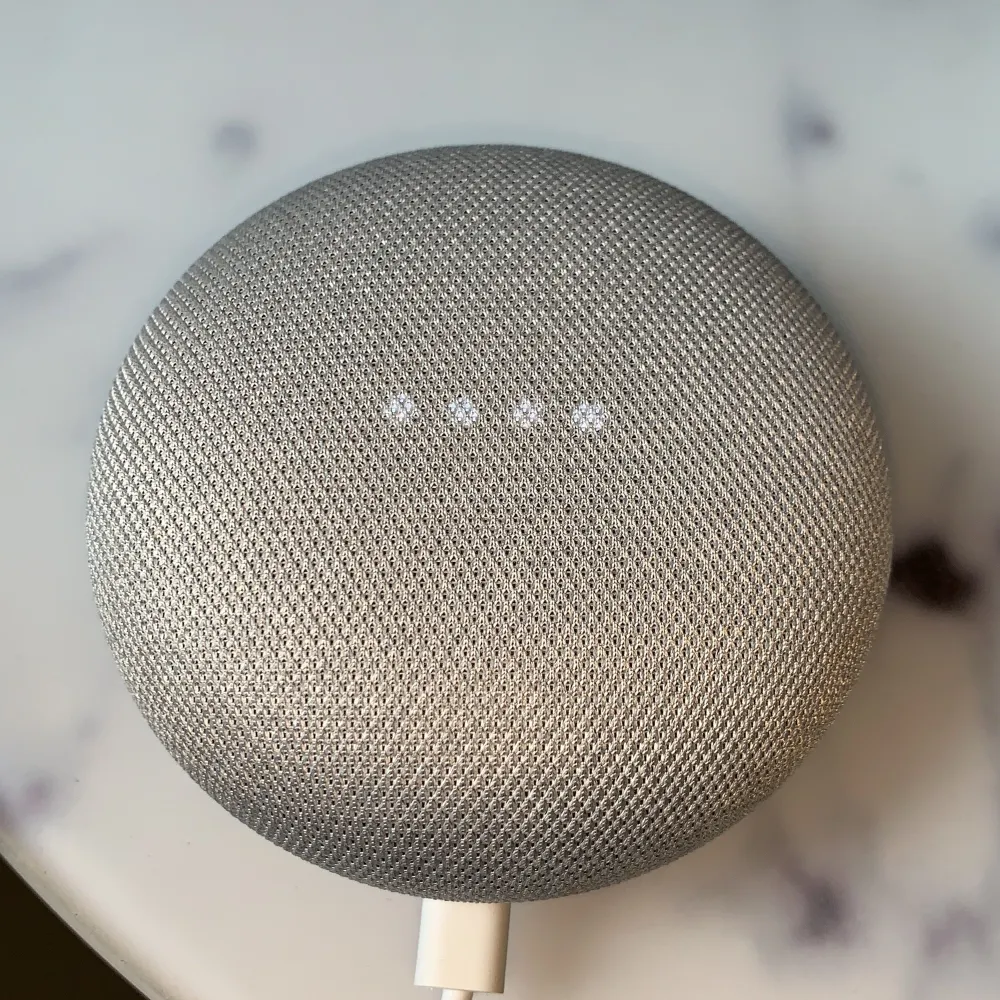 Detta är en ljusgrå Google home mini som funkar perfekt, den e knappt använd. I butik kostade den runt 400kr. Säljer den för har ingen plats och ska flytta💜hör av er om ni är intresserade!🤍 🤍. Övrigt.