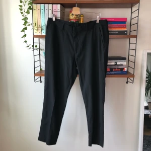 Croppade kostymbyxor  - Svarta ankelbyxor från Asos. Helt oanvända. 