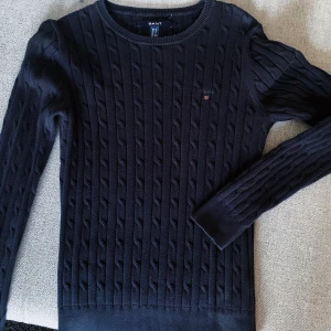 Gant-tröja  - Ribbstickad Gant-tröja i färgen Evening Blue. Köpt för ett par år sedan, använd endast några gånger. Nypris ca 800kr. Storlek M. 