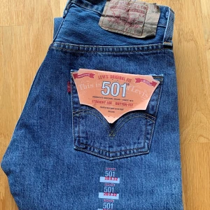 Levis  - Jättepopulära Levis jeans 501. Storlek 28/32! Kom med bud🌸650 är budet just nu.