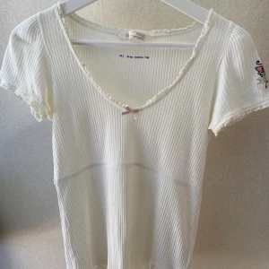 Odd Molly topp - En i princip helt ny Odd Molly topp som endast är använd 1 gång. Inte riktigt min stil längre så därför kommer den aldrig till användning. Riktigt fint material med söta detaljer. Skulle säga att den passar en strl S också:) Frakt tillkommer! 