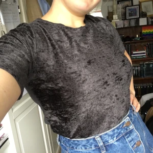 T-shirt från Kappahl - M - Svart T-shirt storlek M, är i bra skick även den har tvättats ganska många gånger, frakt tillkommer🌺