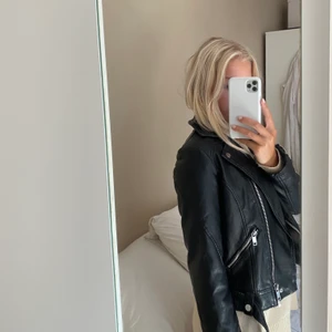 Skinnjacka  - Såå ball skinnjacka från NA-KD!! Den har aldrig kommit till användning för mig så den är som ny! Passar en XS/S. Den är tung så frakten kan bli uppåt 70+kr🦋💗 