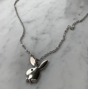 Playboy Necklace - Halsbandet mäter 60cm, se andra bilden för ungefär längd med det på! 115 ink frakt ❤️ Undvik kontakt med vatten för bästa varaktighet!