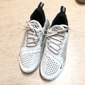 Nike - 🌟 Säljer mina super snygga Air270, vita i storlek 36,  som aldrig kommer till användning längre. Kan mötas upp i Helsingborg eller skickas mot en fraktkostnad 📮 