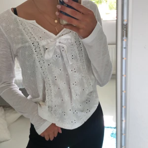 Blus - En vit blus från Odd Molly. Fint skick och är i storlek S. Frakt ingår ej i priset! Skriv om du är intresserad! 