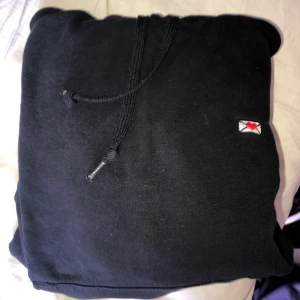 Hov1 hoodie - Hov1 hoodie med luva köpt på plick💕 Har ett kärleksbrev på bröstet och hov1 loggan på högerarmen. Köparen står för frakt💓