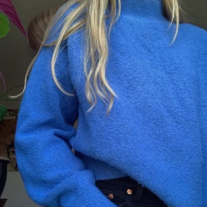 Tjocktröja från & other stories   - Tjocktröja från & other stories, Los angeles atelier. Klarblå färg, mjukt material, och med puff ärmar. En aning nopprig men i fint skick. ☀️Köparen betalar fraktavgiften, 63kr☀️