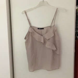 Linne - Helt oanvänd linne från Ginatricot i storlek 38. 