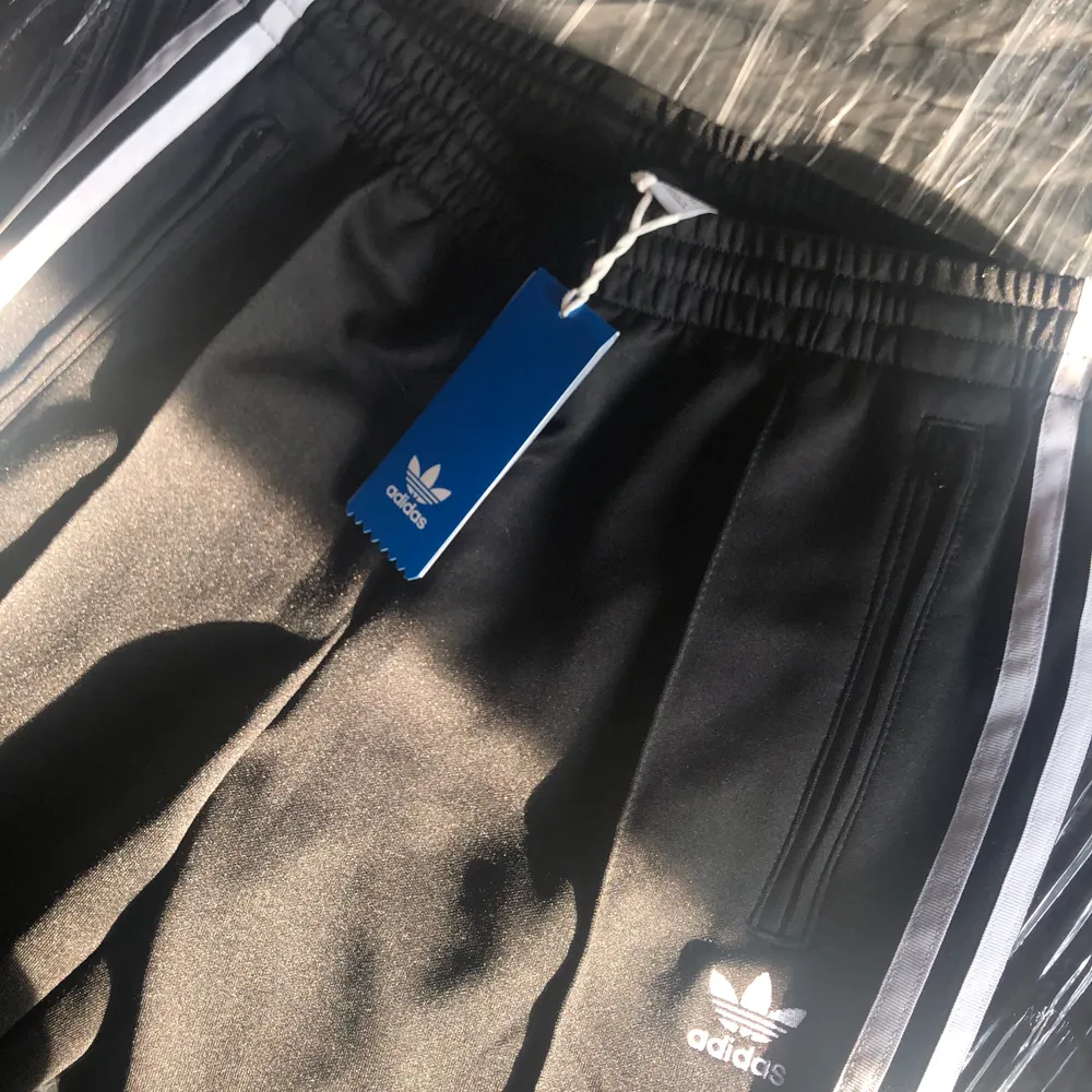 Säljer dessa helt nya, oanvända adidas byxor då de är för små för mig. Nypris 529kr.. Jeans & Byxor.