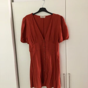 Supersöt klänning  - Jättefin klänning med knappar. Är köpt för ungefär ett år sedan och endast använd en gång. Passar storlek M❤️
