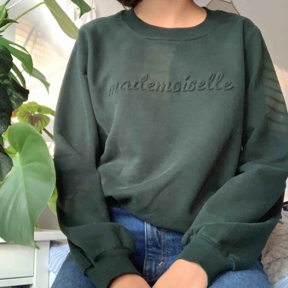 Mörkgrön sweatshirt i fint skick med text från ichi.. Tröjor & Koftor.