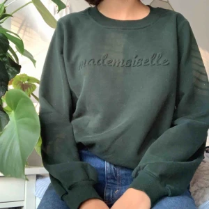mörkgrön sweatshirt  - Mörkgrön sweatshirt i fint skick med text från ichi.