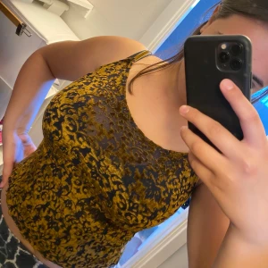 Linne - Ett fink mönstring linne som sällan har använts. Väldig Stretchiga och bekväm. Storlek S. Priset är 60kr ink frakt. 