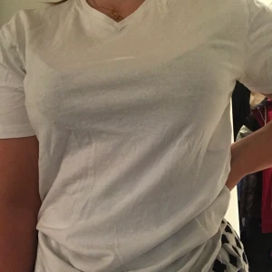 Vit t-shirt strl S & M - Denna tröja är nog knappt använd utan har nog mest legat längst bak i garderoben. Hör av dig för mer information och bilder!😊