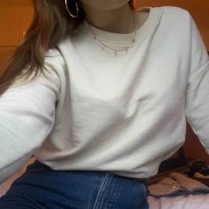  - Ljusbeige tröja från Pull&Bear köpt för inte så alls länge sedan. Använd 2-3 gånger så den är i väldigt bra skick💛 80kr + frakt 