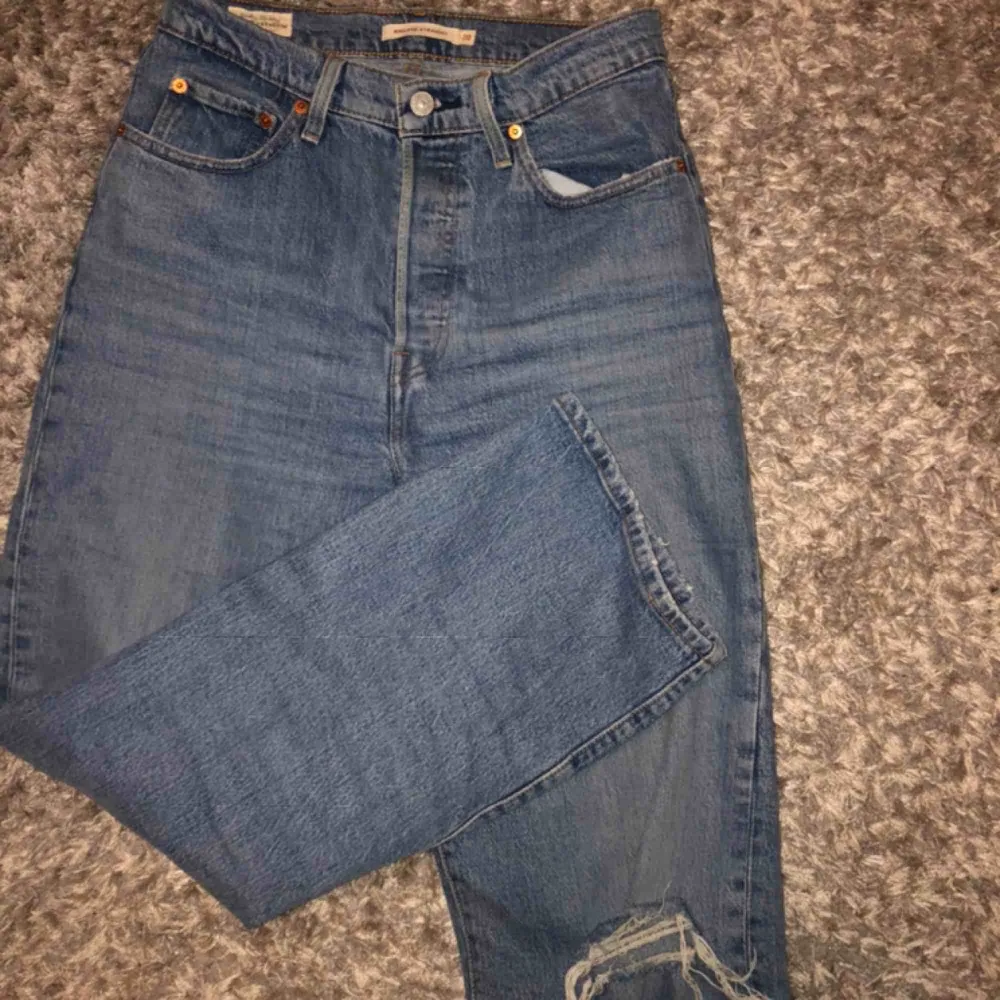 Jättefina Levi’s jeans som säljs för de knappt används. Nypris 1195 kr.  Köparen betalar frakten. Jeans & Byxor.
