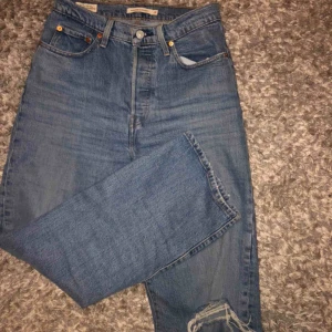  - Jättefina Levi’s jeans som säljs för de knappt används. Nypris 1195 kr.  Köparen betalar frakten