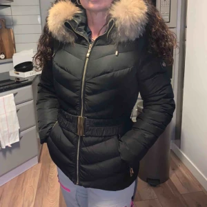  - Säljer mina fina jacka då jag köpt en ny!! Pris kan diskuteras. Kvitto medföljer  ÄKTA PÄLS.