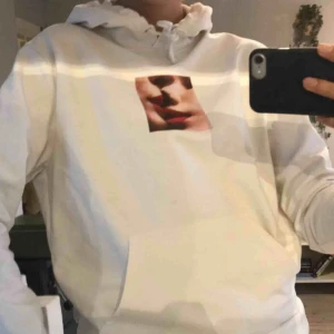  - skit fin hoodie från carlings med cool bild, tyvärr inte kommit till användning och är i riktigt bra skick. Priset går absoult att diskutera🤩