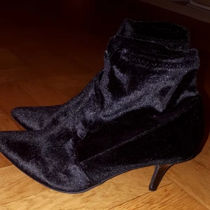 Högklackat skor - Storlek 38. Klackhöjd: 7cm. Används en gång, i fint kick. 