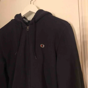  - Fin Champion hoodie. Budet ligger just nu på 270kr🥰 Budgivning pågår fram till helgen för det är då jag har tid att skicka paketet!