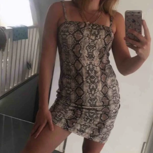  - Snygg klänning från Shein som tyvärr inte kommer till användning! Använd max 2 gånger. Storlek L men mer som S eller M. Väldigt stretchig så passar även L🥰 frakt tillkommer