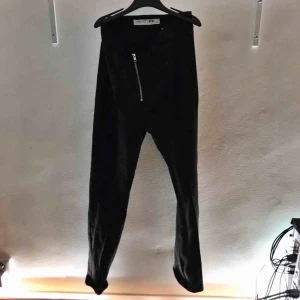  - Byxor högmidjade med sydda pressveck i fram, dragkedja i mitten, storlek S och köpta ifrån junkyard.  Nypris 499kr  Priset ovan inkluderar frakt. 