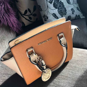  - Michael Kors väska brun. Väldigt fint skick 