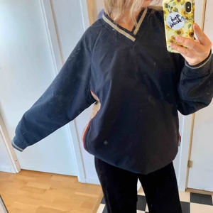  - Vindjacka köpt på second hand, aldrig använd av mig, jättesnygg!! Frakt ingår i priset!:)
