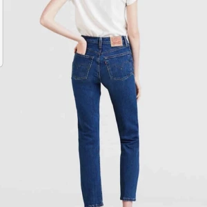  - Klasiska Levis 501 skinny. Mörkblå, höga i midjan. Knappt använda. Köparen står för eventuellt frakt. Annars mötas i centrala Stockholm.