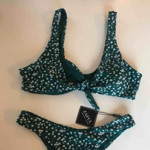  - Jättesöt mossgrön bikini i M från Zaful. Säljer den då den är lite för stor för mig mig (ligger oftast mellan S och M). Lappen är kvar samt skyddet i bikiniunderdelen. Hör av dig för frågor, köparen står för frakt. 