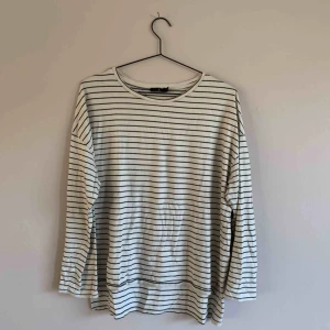  - Den perfekta randiga tröjan! Ekologisk bomull. Sparsamt använd.  60pp 36:-