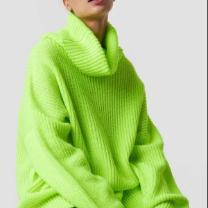  - NAKD stickad tröja i neon använd max 3-4 gånger. Den är lång så kan räknas som en klänning.