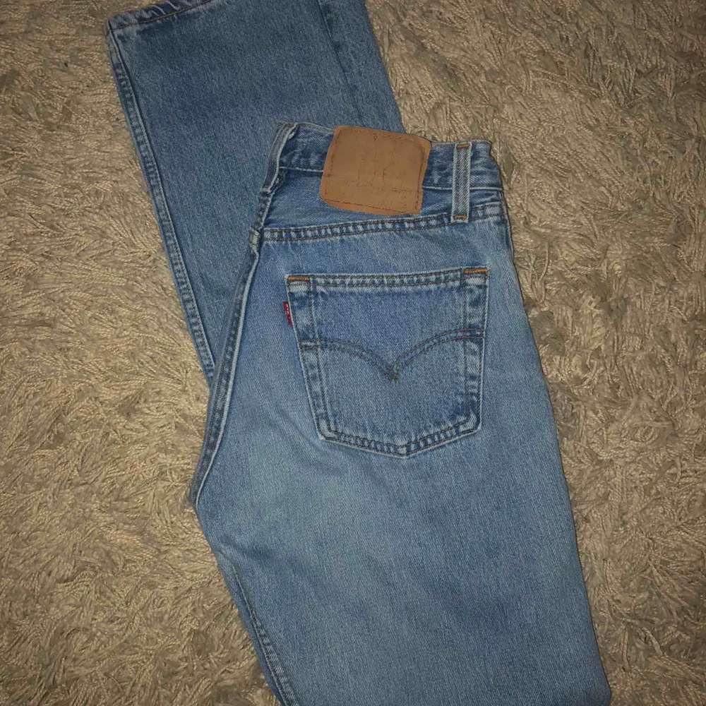 Levi’s jeans med raka ben köpta vintage i Dannmark. Svårt att se exakta storleken men de passar mig som vanligtvis har typ 25 eller 26 i W. Möts upp i Stockholm eller fraktar. Jeans & Byxor.
