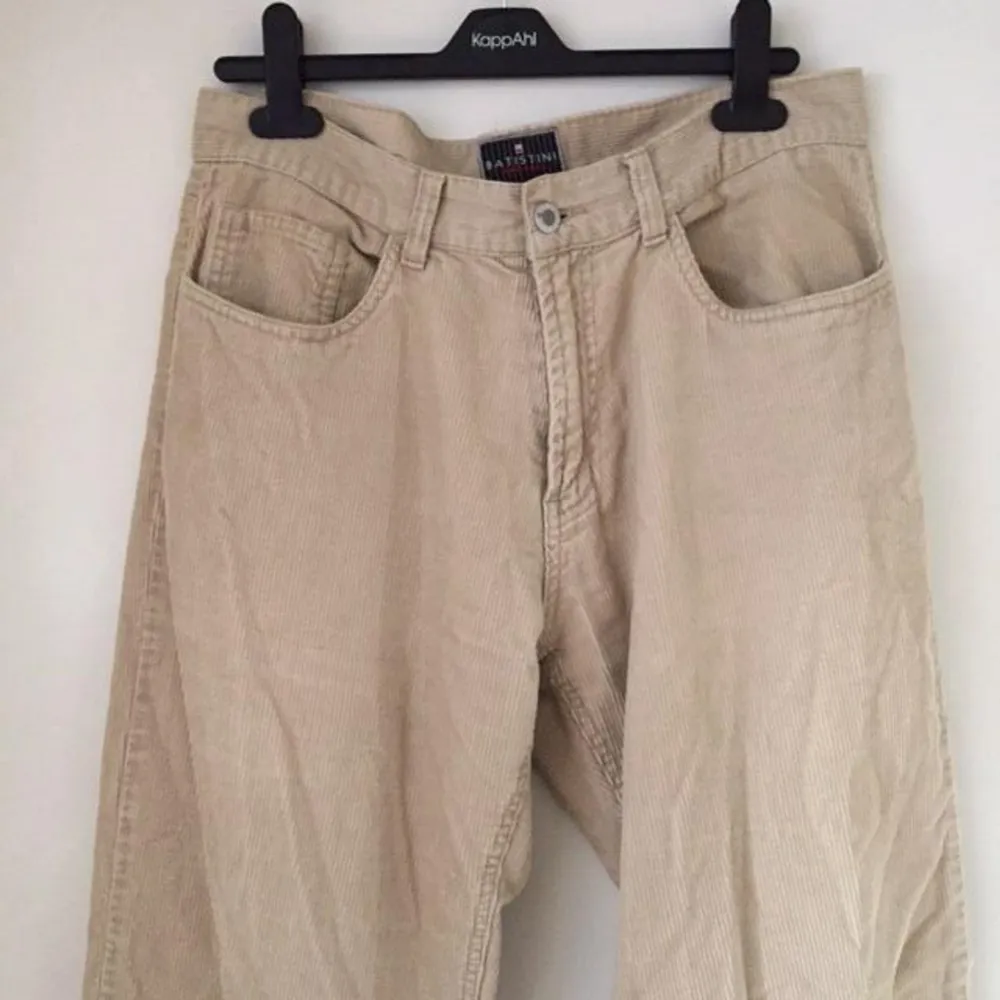 Säljer dessa jättefina beiga manchesterbyxorna som jag inte fått användning för! ❤. Jeans & Byxor.