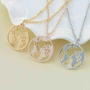  - Intressekoll på ”World Map” halsband, finns i guld, silver och roséguld. Kom privat för intresse💫 finns även örhänge i guld