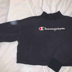  - champion turtleneck (ish) asnice o skön material, använd några gånger men bra skick  fraktar elr möts upp i gävle 