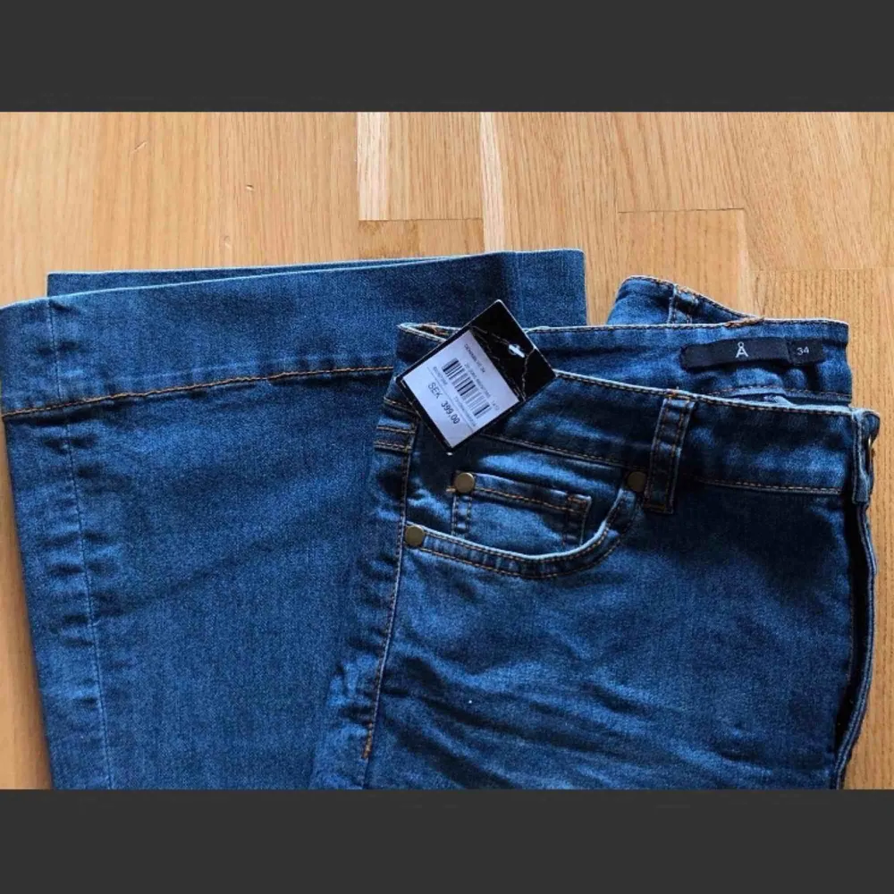 HELT NYA bootcut flare jeans oanvända med lapp kvar! Hög midja, fickor, skärphylsor. Midjemått 70cm, innerbenslängd 82cm. Fina 70-talsinspirerade. Nypris 399kr. Jeans & Byxor.