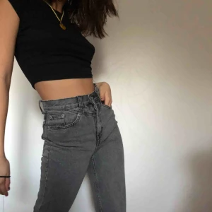  - Gråa mom jeans ifrån pull&bear. Köptes för 400kr och användes några gånger. Älskar dem men tyvärr blev dem förstora i tvätten. Därför säljs dem lite dyrare eftersom dem funkar perfekt. Skulle säga de passar en 34/36. 