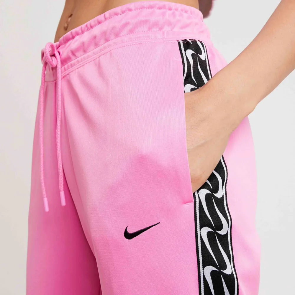 Nike byxor, använda en gång. Supersköna! Köparen står för eventuell frakt. . Jeans & Byxor.